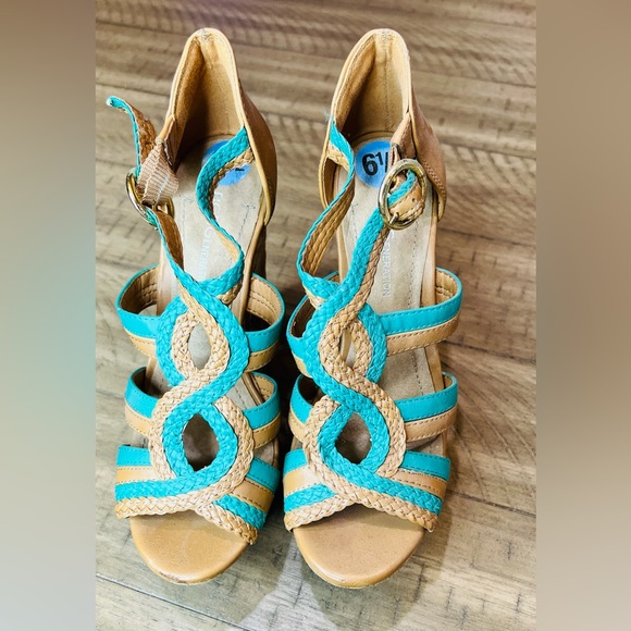 BCBG Heel Peep-toe, size 6.5 - Picture 2 of 6